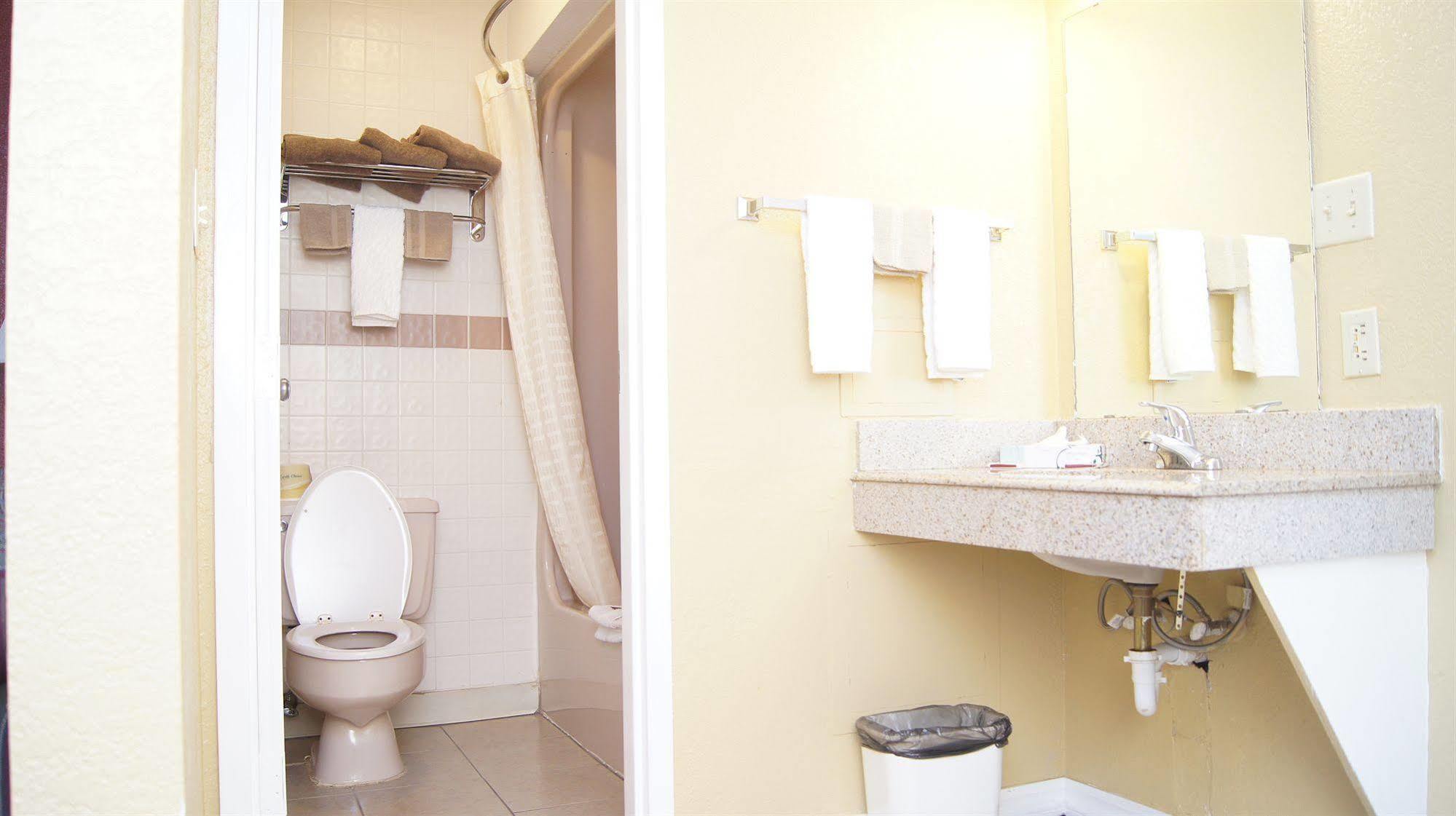 Holiday Lodge & Suites Mcalester Ngoại thất bức ảnh